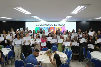 notícia: Governo do Amapá homenageia 94 servidores da educação aposentados com certificados e troféus