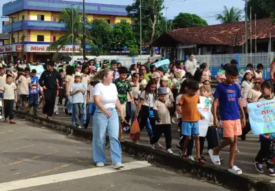 notícia: Mais de 800 alunos e professores da Escola Estadual Reinaldo Damasceno participam da 'I Caminhada de Educação Socioambiental'
