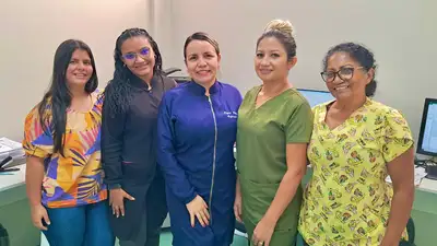 Foto: Júnior Nery/GEA Enfermeira Ingrid Martins (centro) e parte da equipe do Núcleo de Epidemiologia do HCA