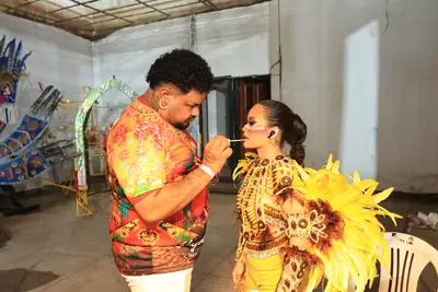 notícia: Entre tesouras, passos de quadrilha e coroas de miss, cabeleireiro celebra tradição junina do Arraiá do Povo, do Governo do Amapá