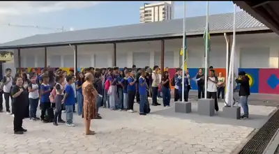 notícia: Escola Coaracy Nunes celebra tradição com cerimônia à bandeira após reforma do Governo do Amapá