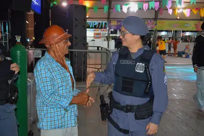 notícia: 'Isso faz a gente se sentir seguro, muito bacana', diz idoso sobre agentes militares presentes no Arraiá do Povo do Governo do Estado