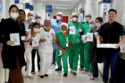 notícia: Pacientes e colaboradores recebem ação de conscientização e cartilhas sobre alimentação saudável, no anexo do Hospital de Emergência