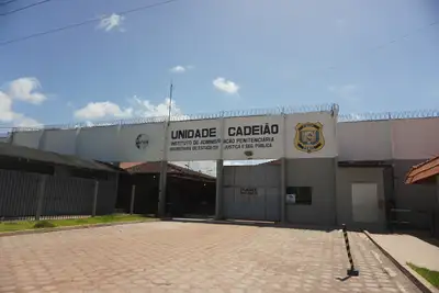 notícia: Governo do Amapá reforça atividades de segurança no Iapen apreende mais celulares na área externa do instituto prisional 