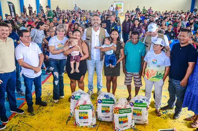 notícia: Amapá sem Fome: governador Clécio Luís beneficia cerca de 300 famílias em vulnerabilidade com kits de alimentos em Oiapoque