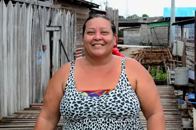 notícia: ‘Está melhorando a vida de todos’, diz moradora de Macapá após construção de passarela de concreto pelo Governo do Amapá