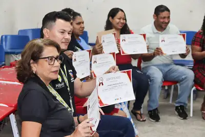 notícia: Moradores do Residencial Macapaba recebem certificado de curso sobre TDAH, realizado pelo Governo do Estado
