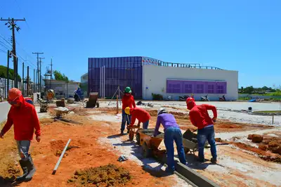 notícia: Governo do Amapá realiza serviços de pintura, paisagismo e calçamento na futura Casa da Mulher Brasileira, em Macapá