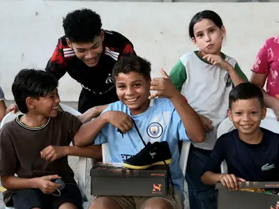 notícia: Governo do Amapá inicia projeto de futsal e entrega materiais esportivos para 50 crianças do Residencial Vila dos Oliveiras, em Macapá