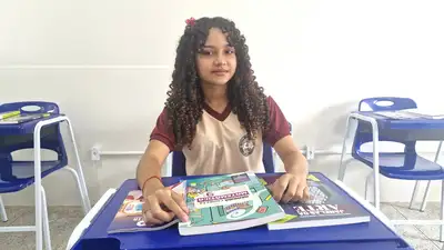 notícia: 'Tem boas cadeiras, biblioteca organizada e espaço de lazer', celebra aluna na inauguração da nova escola na Vila do Maracá, em Mazagão