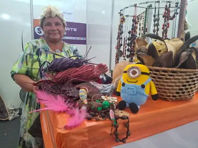 notícia: Da floresta para a vitrine: artesã de Tartarugalzinho leva tradição e criatividade à 54ª Expofeira do Amapá