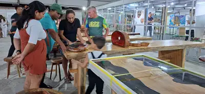 notícia: 54ª Expofeira: com apoio do Governo do Estado, artesãos de 4 municípios expõem móveis rústicos no Barracão Afroamapá