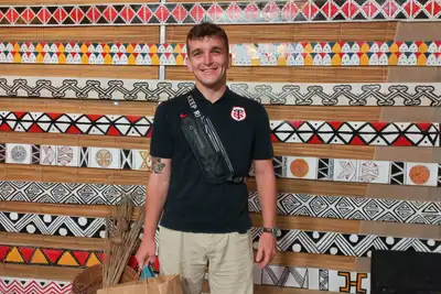 notícia: ‘Estou adorando conhecer um pouco da cultura indígena’, diz francês ao visitar Maloca dos Povos Originários na 54ª Expofeira do Amapá
