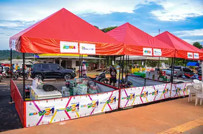 notícia: No aniversário de Vitória do Jari, Governo do Amapá entrega 33 barracas padronizadas a vendedores ambulantes e impulsiona a economia local