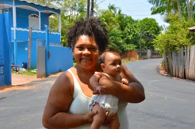 notícia: 'Agora tenho uma rua asfaltada e linda para caminhar', celebra moradora do Vale Verde, em Macapá, beneficiada pela ação do Governo do Estado