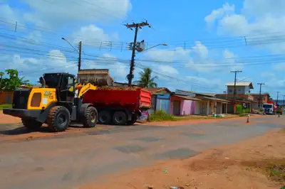 notícia: Bairro Açaí, em Macapá, é beneficiado com máquinas do Governo do Amapá para recuperação de ruas e avenidas