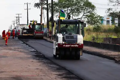 notícia: Governo do Amapá garante acesso tranquilo e seguro ao Hospital Universitário com pavimentação na Rua do Estádio Zerão, em Macapá