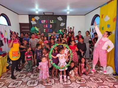 notícia: Professores-artistas levam teatro, música e leitura às crianças ribeirinhas em Santana, durante o projeto Super Fácil das Águas