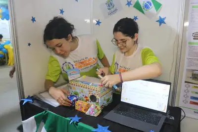 notícia: Estudantes do Paraná e Rio Grande do Sul apresentam projetos inovadores que unem tecnologia e educação na Feceap 2025