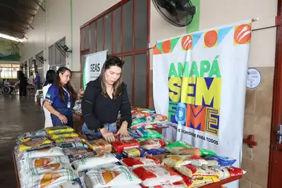notícia: Governo do Amapá entrega kits de alimentos arrecadados durante congresso farmacêutico para entidades assistenciais