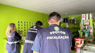 notícia: Ação nos municípios: durante fiscalizações, Procon Amapá recolhe 140 itens fora do prazo de validade em Cutias do Araguari