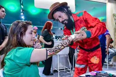 notícia: Pintura corporal com cores e ícones da Amazônia é atração no estande do Amapá na COP30