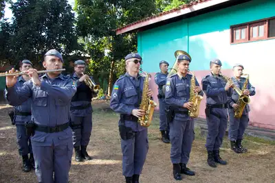notícia: Polícia Militar do Amapá leva civismo e música à comunidade quilombola do Abacate da Pedreira, em Macapá