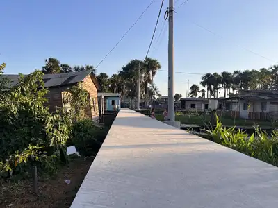 notícia: Por meio do Ponte Firme, governador Clécio Luís celebra mobilidade urbana com passarela em concreto no bairro Jardim Felicidade 2, em Macapá