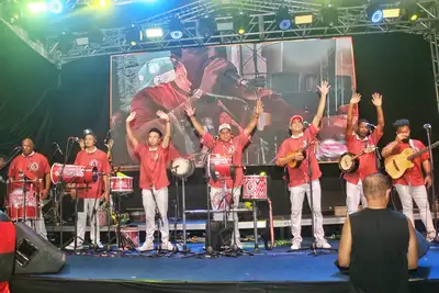 notícia: Show nacional do grupo Cacique de Ramos marca noite musical dos 39 anos da UNA, em Macapá