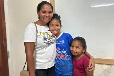 notícia: 'Uma oportunidade para minha filha', diz moradora do Lourenço ao ser atendida no Mais Sorriso do Governo do Amapá
