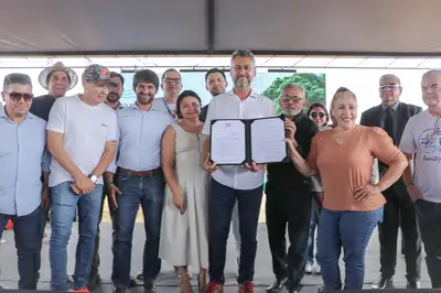 notícia: 'As árvores proporcionam um ambiente mais amigável nas nossas cidades', diz governador Clécio ao criar comitê do Plano Estadual de Arborização Urbana