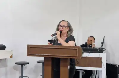 notícia: ‘Vendo as crianças se formando, sinto que cumpri o meu dever’, celebra professora aposentada na formatura da Escola Estadual Castro Alves