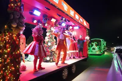 notícia: Famílias e turistas prestigiam a passeata do Papai Noel, que levou a magia do Natal à orla de Macapá e reforçou o clima de confraternização na cidade