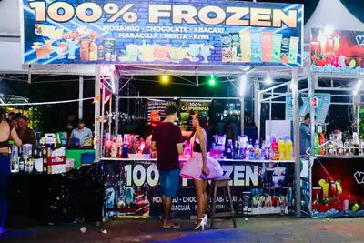 notícia: Barracas iluminadas e decorações temáticas chamam a atenção do público durante o Maior Réveillon da Amazônia