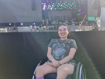 notícia: 'Ela me ajudou a ter mais liberdade comigo mesma', disse fã ao esperar show da Anitta na área de Pessoas com Deficiência do Réveillon do Amapá