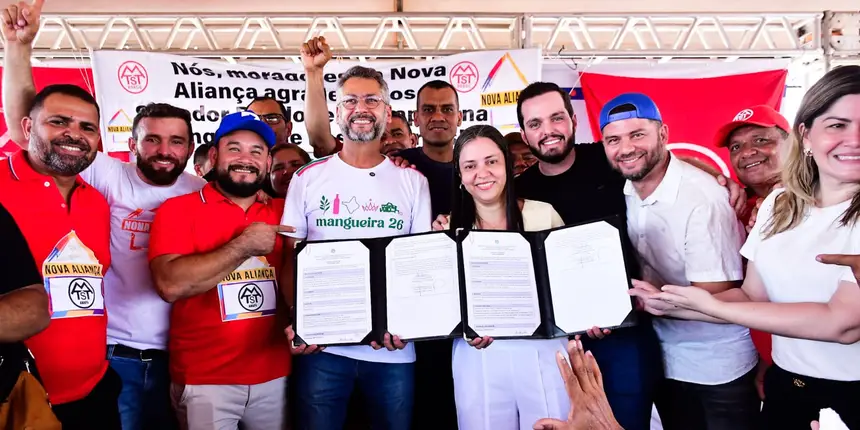 Após assinatura, autoridades festejam 