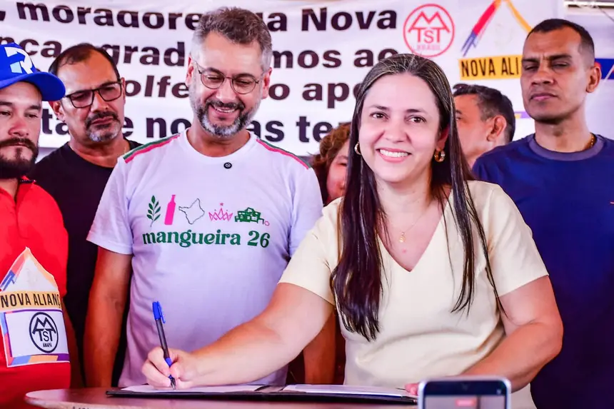 Momento da assinatura do Termo de Doação de terras da União na Rodovia Norte e Sul
