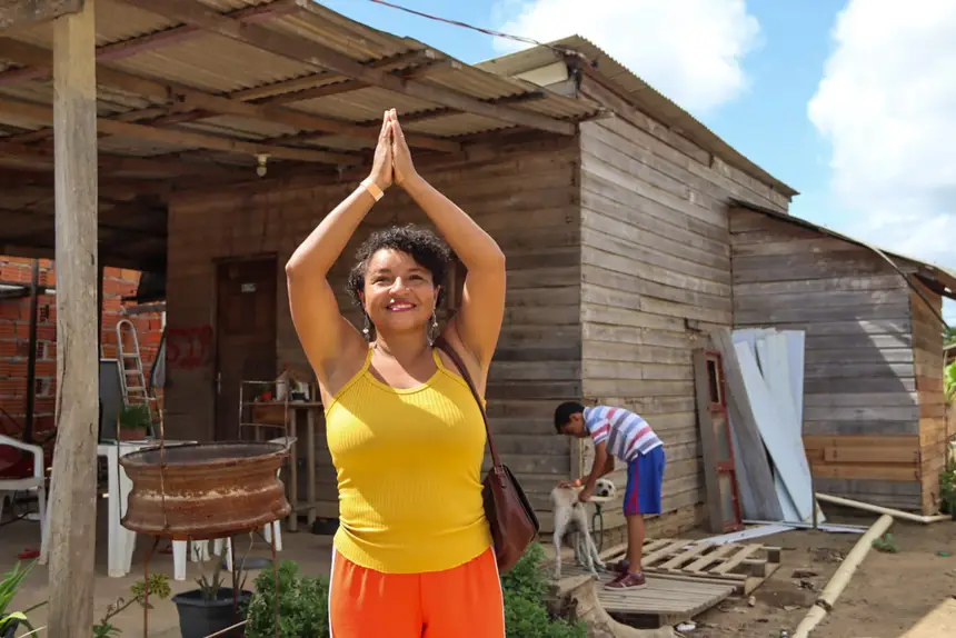 Em agradecimento a Deus e ao governador do Amapá Clécio Luís, dona Regina Ana não se intimida e mostra alegrias 