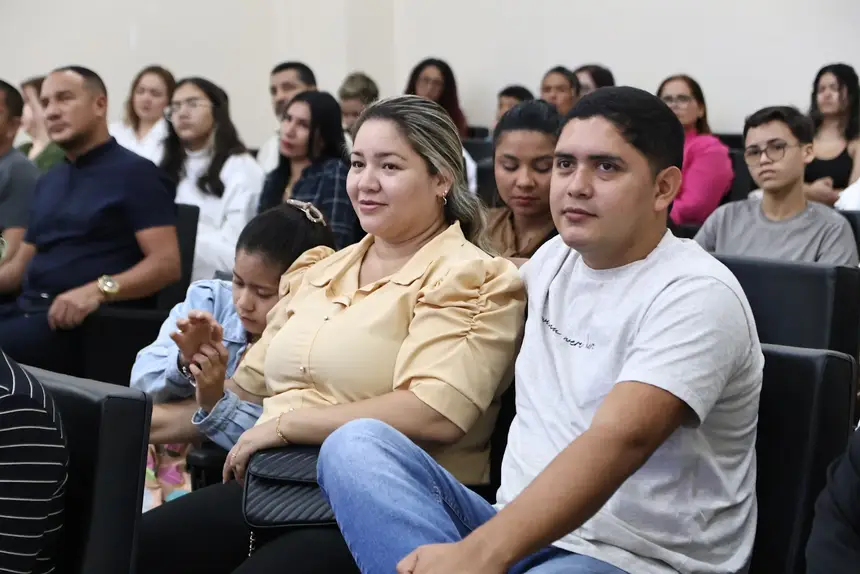 Pais dos pequenos cientistas atentos aos trabalhos de robótica