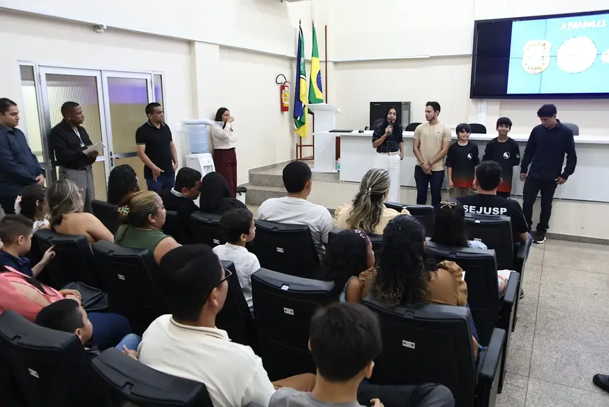Parentes dos alunos prestigiaram o evento no auditório da Sejusp
