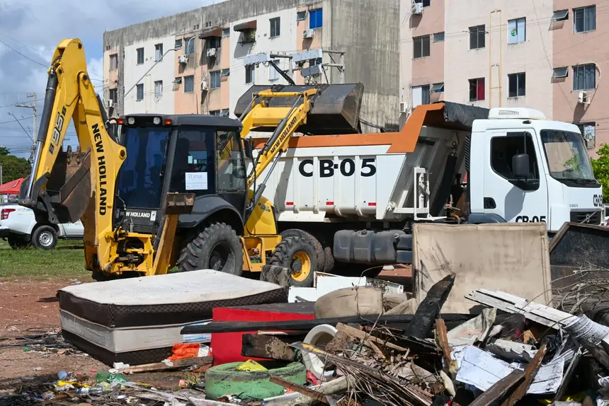Maquinário foi disponibilizado pela Setrap para auxiliar na retirada dos entulhos das casas atingidas pelo incêndio 