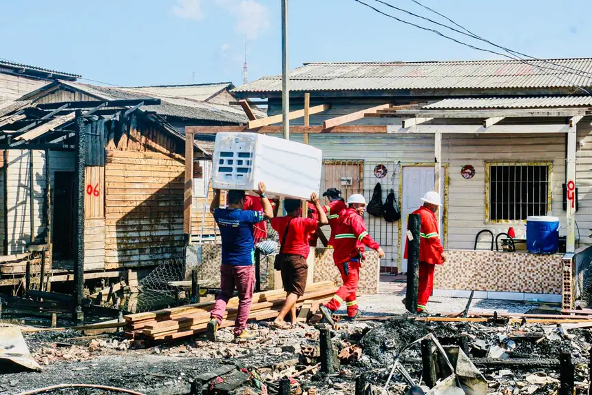 Equipes do Governo e os próprios moradores auxiliaram no carregamento até dos eletrodomésticos 