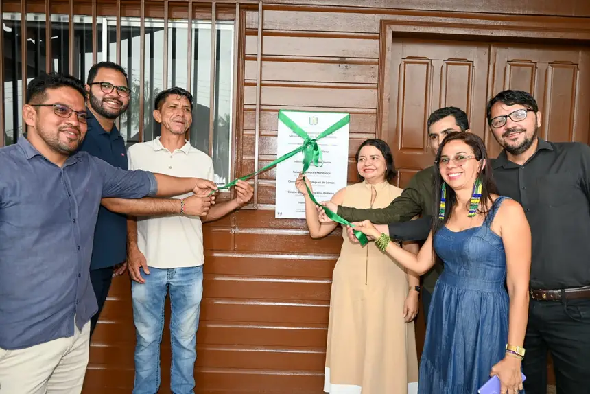 Secretária da Sema Taísa Mendonça, acompanhada de autoridades descerram a placa do escritório regional da instituição em Oiapoque