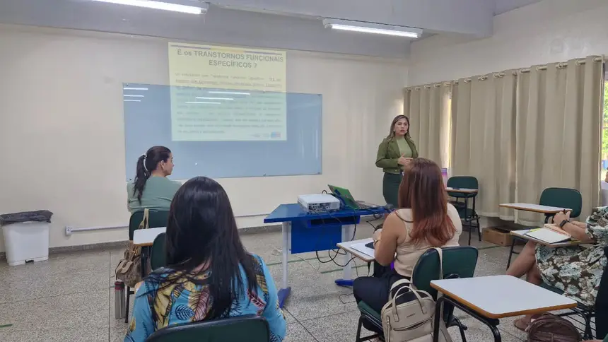 A formação acontece na Escola Estadual Tiradentes