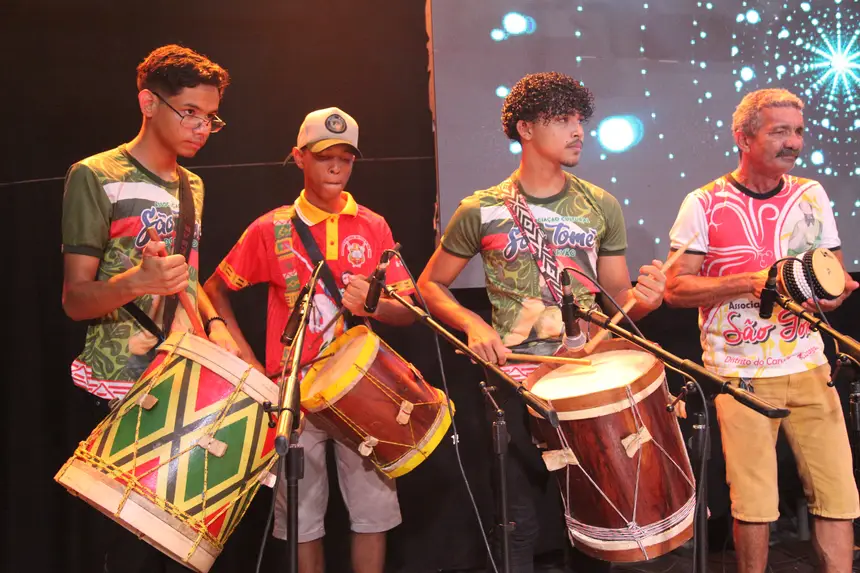À noite, as apresentações culturais celebram e exaltam a identidade que ajudou a formar as tradições mazaganenses
