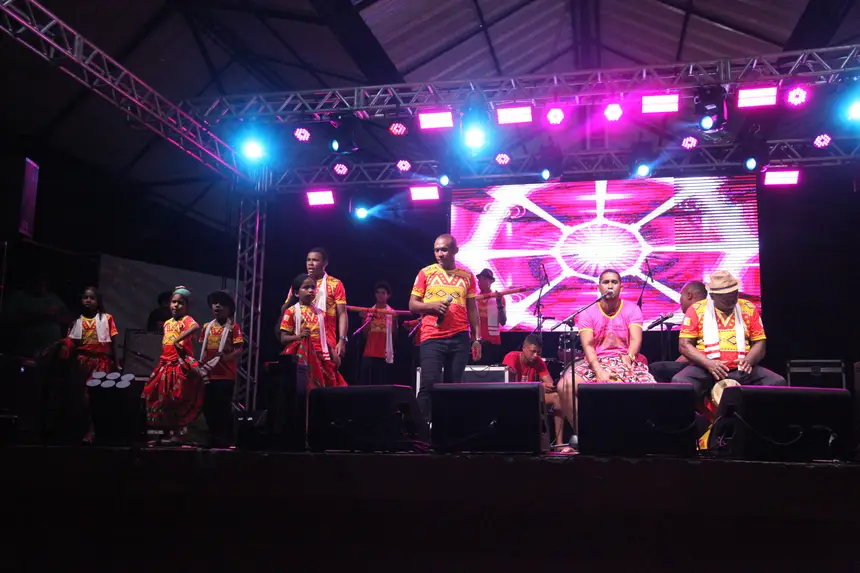 À noite, as apresentações culturais celebram e exaltam a identidade que ajudou a formar as tradições mazaganenses
