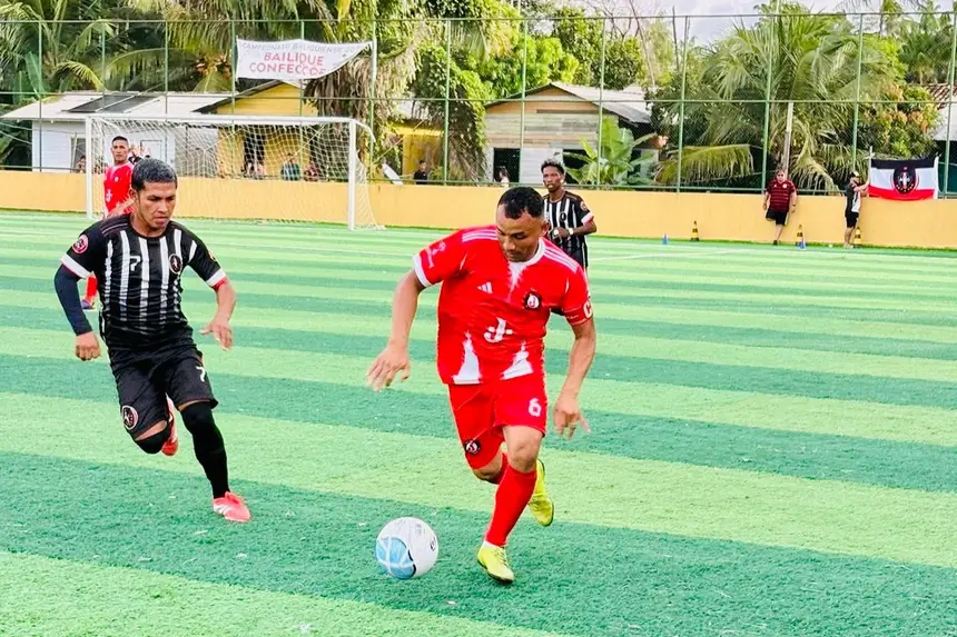 Lance da final entre Juventus e Arraiol.