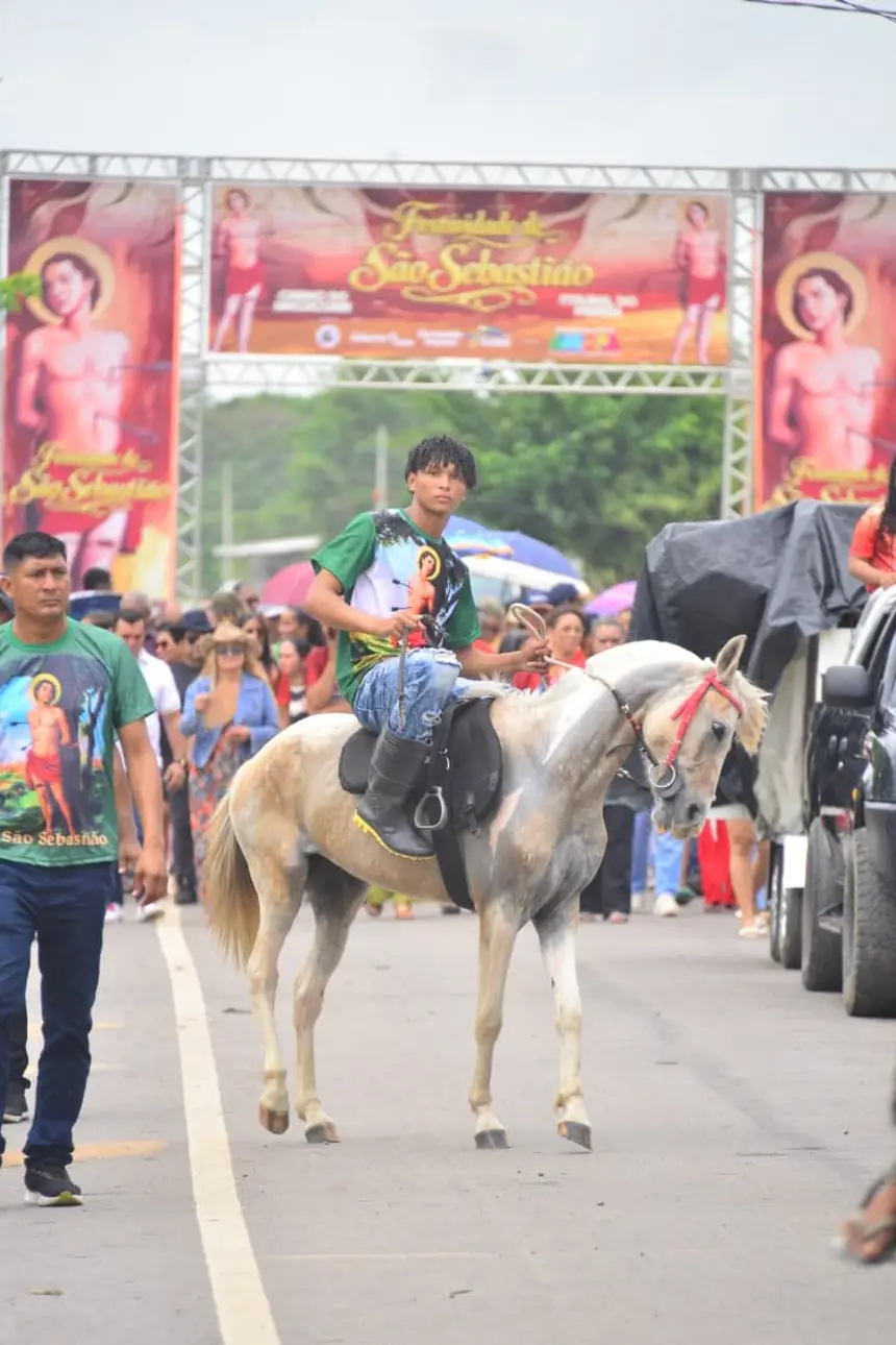 Guardas de São Sebastião protegem a imagem do Santo durante a procissão 