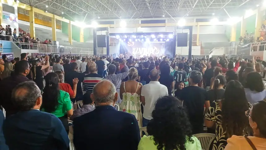 Público de congregações interdenominacionais unidos em atos de adoração e clamor