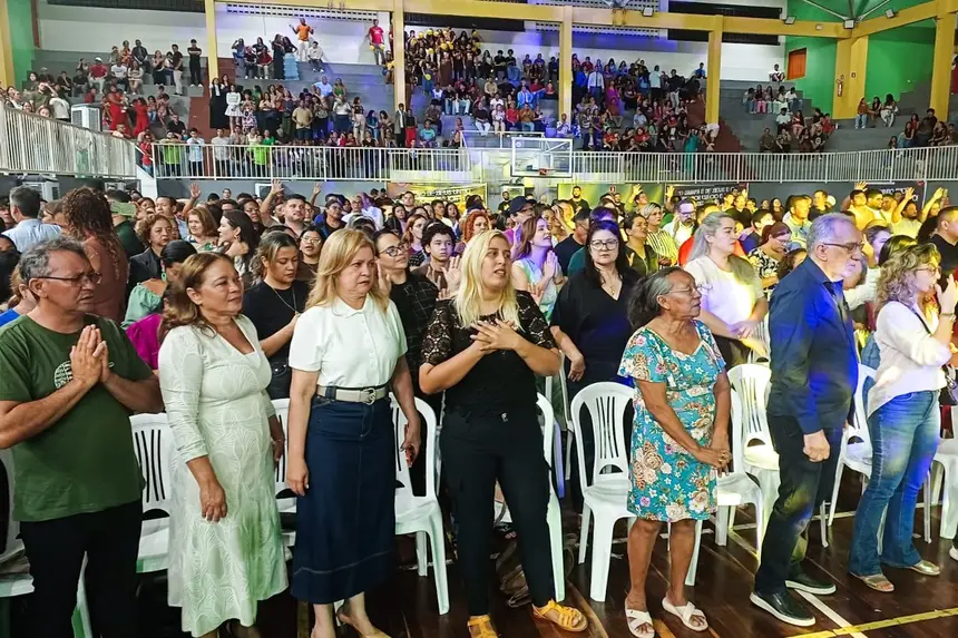 Público de congregações interdenominacionais unidos em atos de adoração e clamor